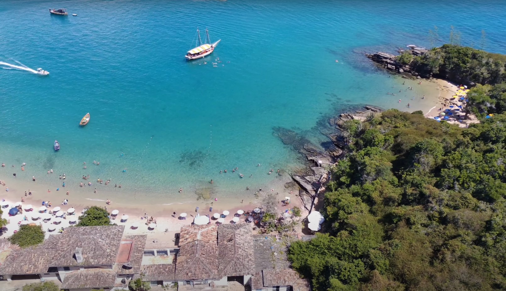 Praia da Azeda (RJ): Pequena e charmosa, localizada em Búzios, com águas cristalinas e tranquilas, ideal para quem quer nadar sem preocupações.
