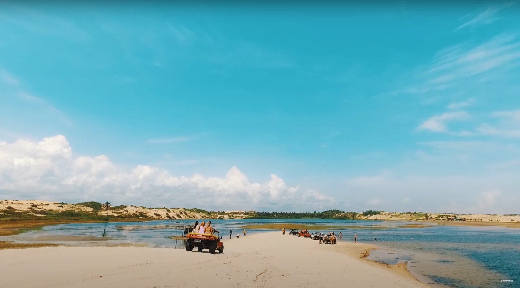 Praia da Lagoinha (CE): Localizada em Paraipaba, tem mar calmo e paisagem deslumbrante, sendo uma opção segura para crianças e banhistas inseguros.
