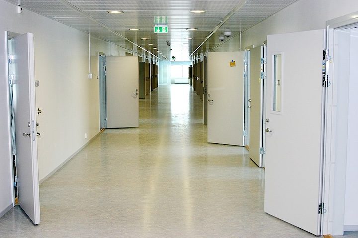 Em vez de ambientes degradantes marcados por violência e repressão, a Prisão de Halden é amplamente reconhecida como uma das mais humanizadas do planeta. 