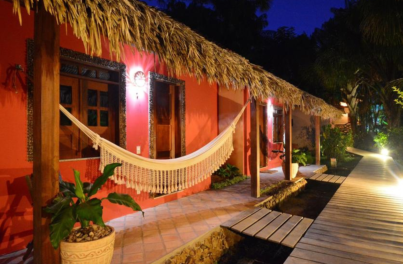 Hotéis e pousadas que valorizam a cultura regional oferecem redes em quartos e áreas externas, criando experiências autênticas para turistas que buscam contato com tradições locais.