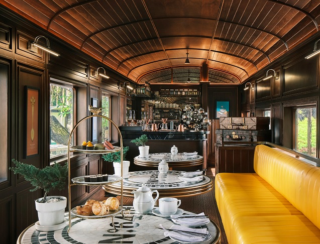 Já o Tea Carriage, que fica localizado em outra parte do resort, conta com uma decoração exuberante, onde os hóspedes podem desfrutar de uma variedade de bebidas, como cafés gelados e um chá da tarde encantador.