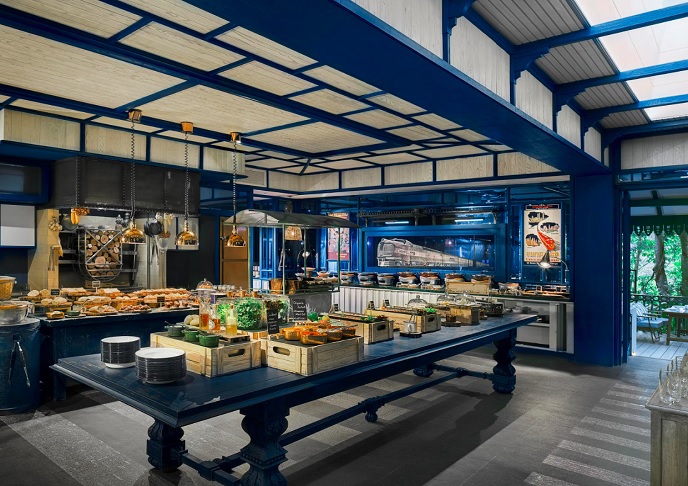 Não menos importante, o café da manhã é servido na Cozinha de Somying, um restaurante com cabines semelhantes aos tradicionais vagões de jantar e decoração interna toda em azul e branco. 