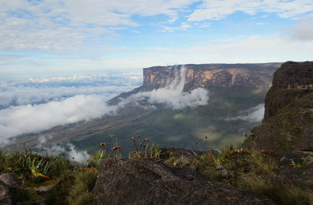 O Monte Roraima transcende fronteiras e culturas. É símbolo de mistério, ciência e espiritualidade. Inspira escritores, aventureiros e comunidades locais. Sua imagem permanece como ícone da natureza intocada e da imaginação humana.