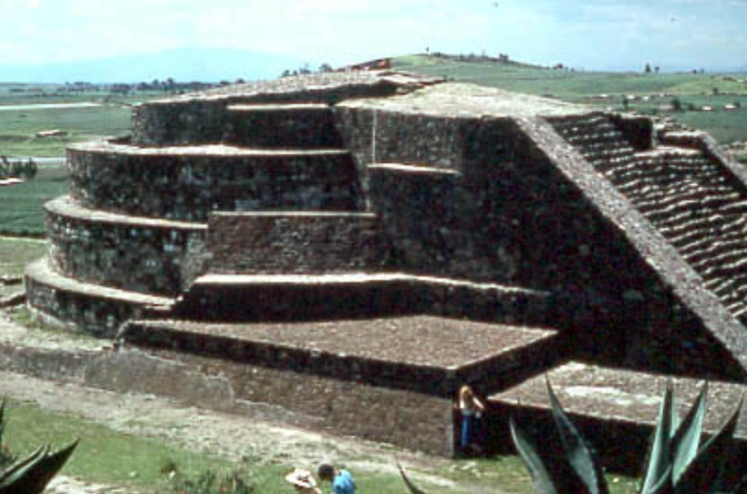 Uma delas é a pirâmide circular do Tempo de Ehecátl, no sítio arqueológico Calixtlahuaca. Ehécatl era a divindade do Vento, para o povo asteca.