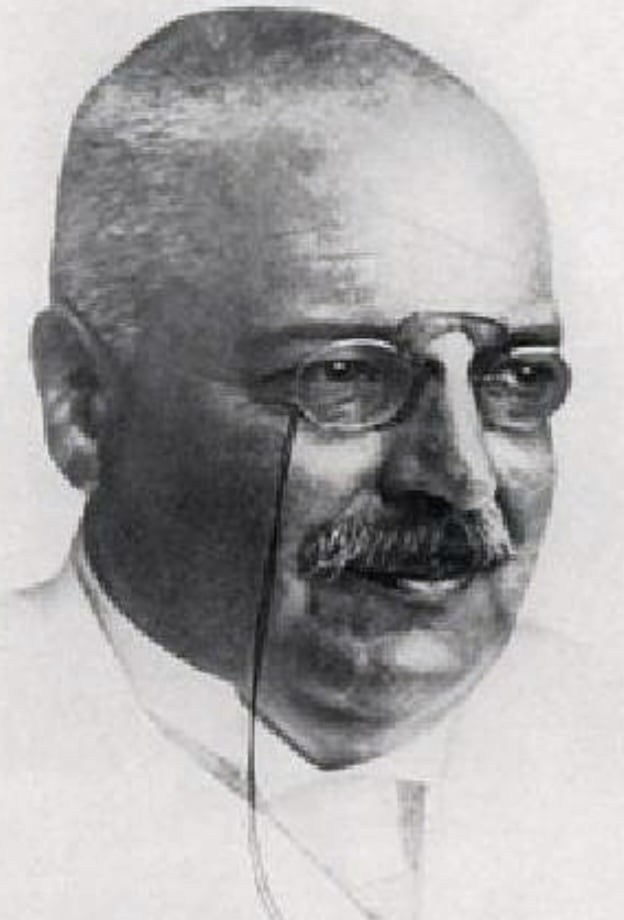 No hospital psiquiátrico de Frankfurt, ela foi tratada por Alois Alzheimer.  Nascido em 14 de junho de 1864, em Marktbreit, na Alemanha, ele  foi o neuropatologista que acabou batizando a doença. Alois morreu em 19 de dezembro de 1915, aos 51 anos, de insuficiência cardíaca. 