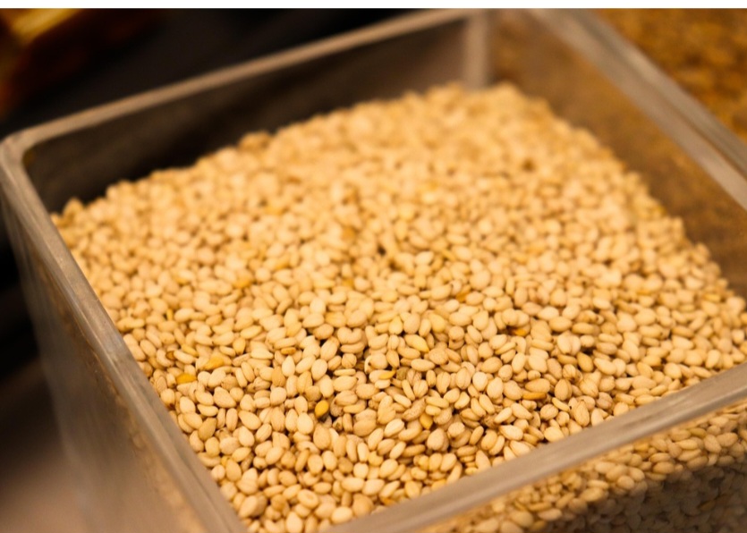 Os lignanos presentes no gergelim são compostos biologicamente ativos com efeitos neuroprotetores. Eles previnem alterações cognitivas que podem acontecer devido ao envelhecimento e evitam o desenvolvimento de doenças como Parkinson, Alzheimer e demência senil.