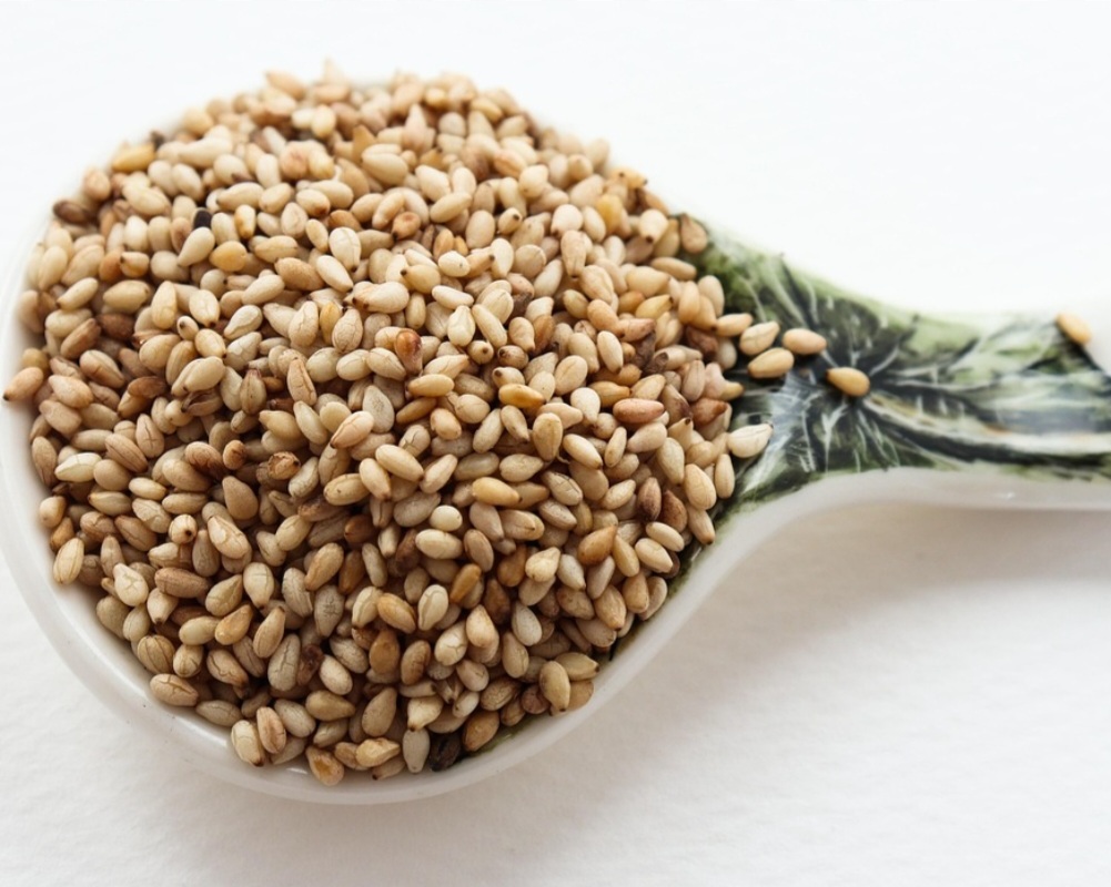 O gergelim, também conhecido como sésamo, é uma das plantas oleaginosas mais antigas cultivadas pela humanidade. Afinal, acredita-se que ele seja originário da África e Ásia tropical, pois são locais onde ainda existem diversas espécies do gênero Sesamum.