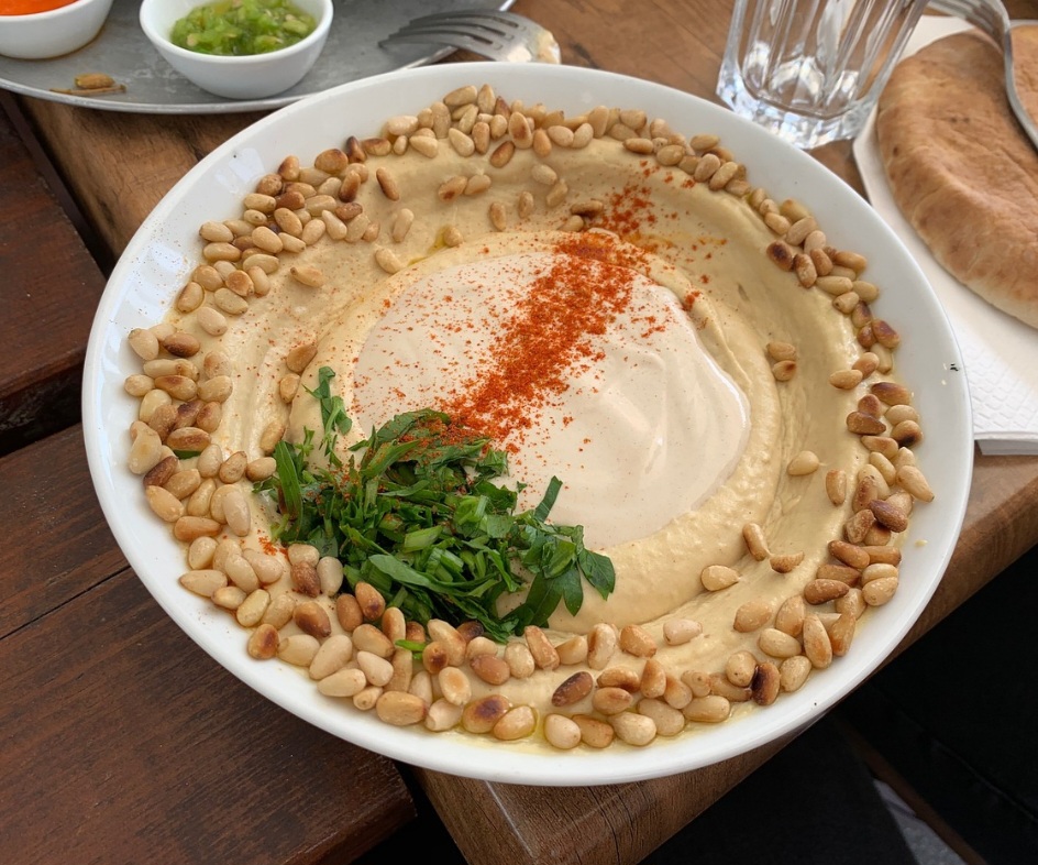 Além disso, também pode ser adicionado a diversos pratos, como pães, bolos, saladas, iogurtes, entre outros. As sementes adicionam crocância e sabor a saladas e podem ser usadas em cereais, vitaminas e sucos.