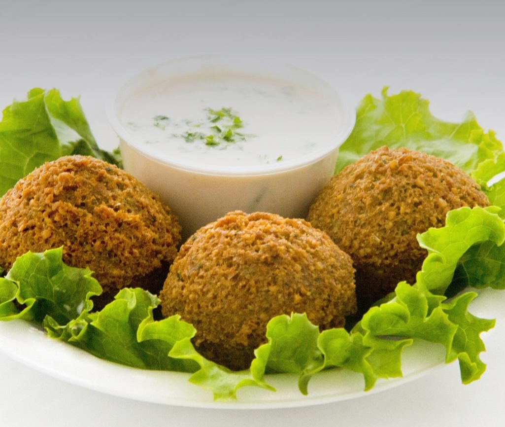 Tahine é feito de sementes de gergelim descascadas, cruas ou pouco tostadas e moídas. Apresenta uma cor clara com um leve residual amargo, e o sabor que lembra as nozes.