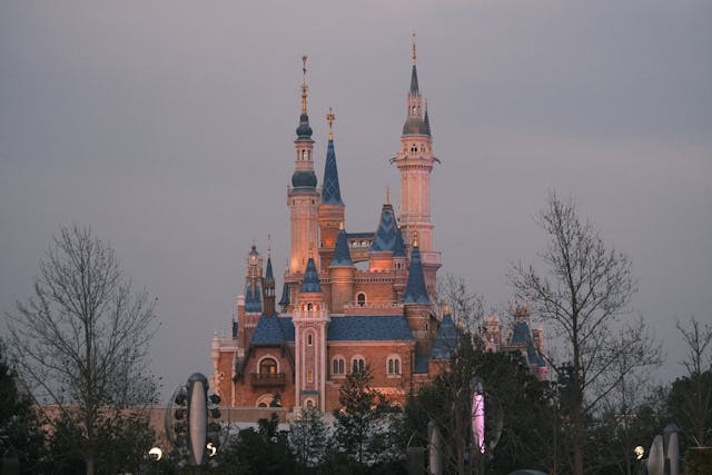 Xangai Disney Resort – Primeiro parque da Disney na China continental, combina cultura chinesa e atrações clássicas. O maior castelo da Disney está ali, atraindo famílias e fãs de entretenimento.
