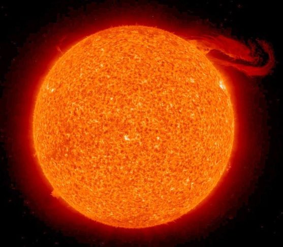 Apesar de sua importância para a Terra, o Sol é uma estrela de tamanho e brilho médios, classificada como uma anã amarela do tipo espectral G2V. Veja outras curiosidades!

