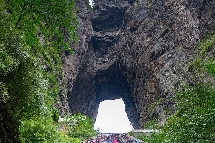 Essa formação geológica impressionante foi criada após o colapso de uma parte da montanha no ano 263 d.C., criando uma janela espetacular através da rocha calcária.