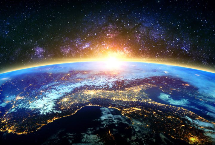 Além de luz visível, o Sol emite radiação em várias faixas do espectro eletromagnético, como raios ultravioleta e infravermelho, essenciais para a vida na Terra, mas também potencialmente prejudiciais.