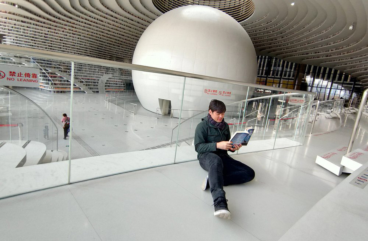 Esse espetáculo arquitetônico rapidamente ultrapassou fronteiras, tornando-se destino obrigatório para quem visita a cidade costeira no norte da China. Turistas chegam tanto para fotografar quanto para se perder nos livros, pois cada visita é experiência que une arte, turismo e cultura.