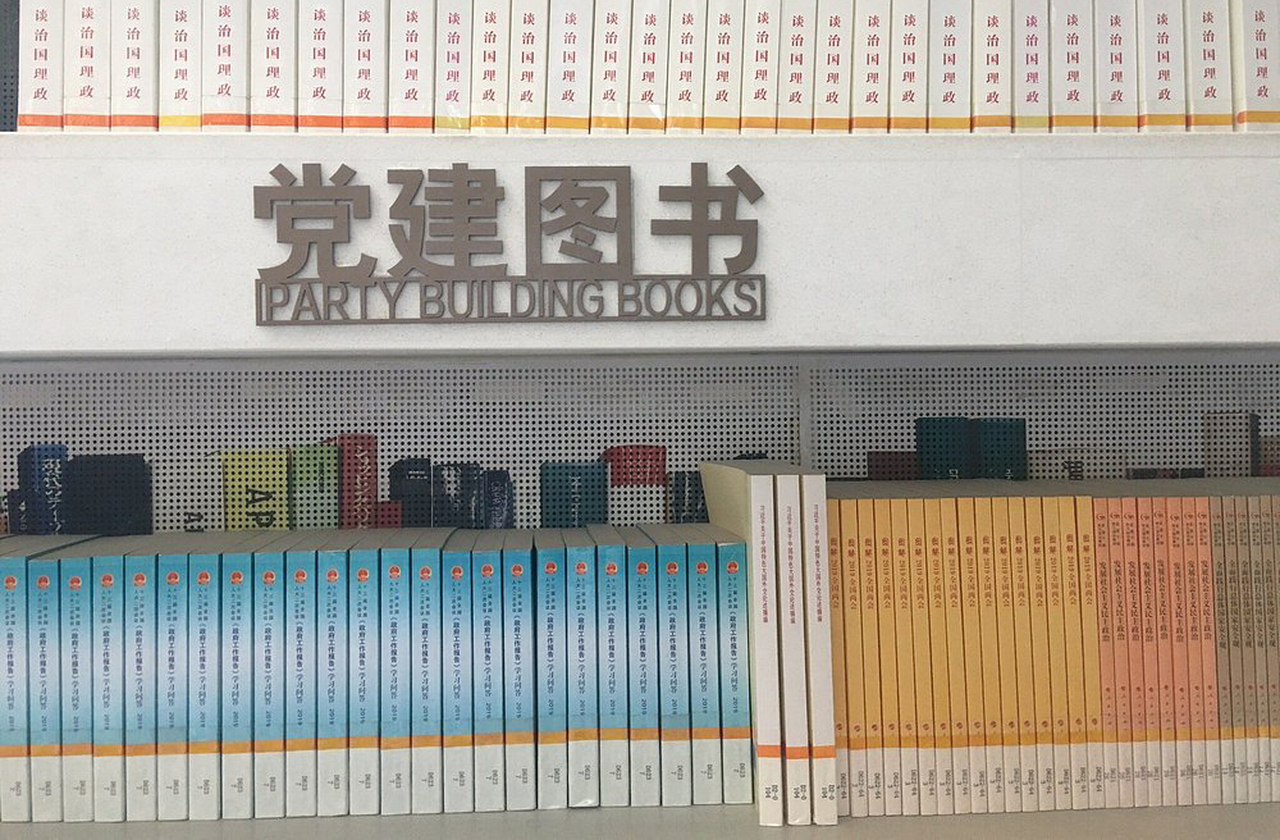 Mediante tamanha imponência, predomina a ordem. Afinal, existe um sistema sequencial para que cada visitante encontre livros específicos em cada camada. Cada fila, portanto, tem um nome e é identificada por ordem alfabética.