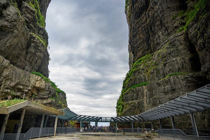 Além de sua beleza e imponência, o Heaven’s Gate também ficou famoso por eventos extremos realizados ali.
