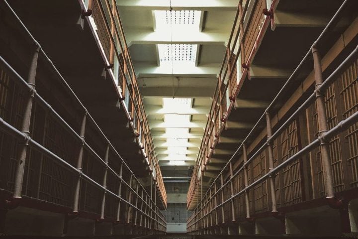 Uma prisão localizada no sul da Noruega propõe uma abordagem radicalmente diferente dos sistemas carcerários do mundo. 