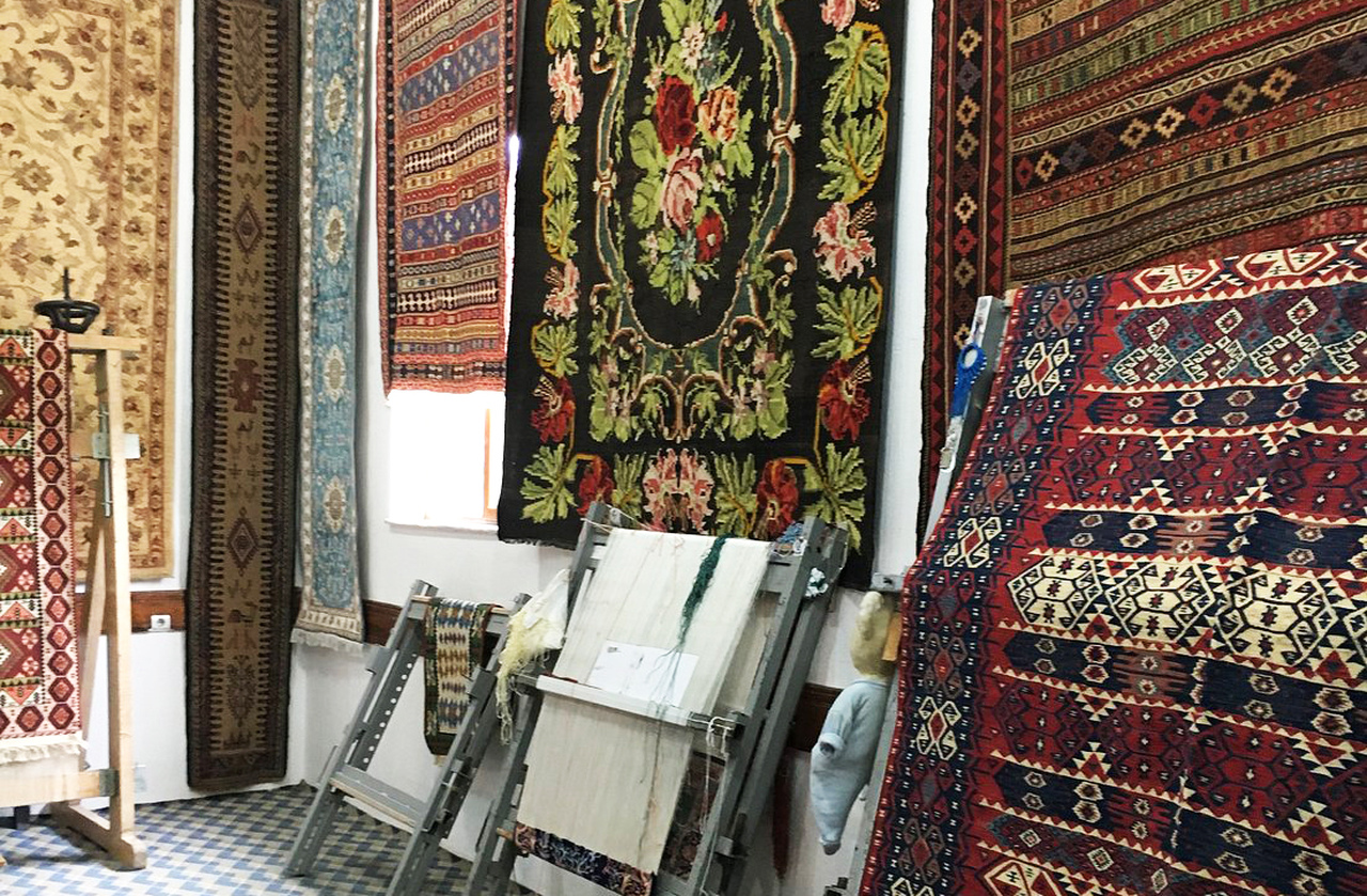 O artesanato de Van reflete a criatividade e tradição de seus habitantes, com destaque para tapetes e bordados produzidos com técnicas ancestrais. Cada peça carrega símbolos e cores típicos da região, sendo valorizada tanto pela beleza quanto pelo significado cultural. O comércio desses produtos fortalece a economia local e preserva tradições. 