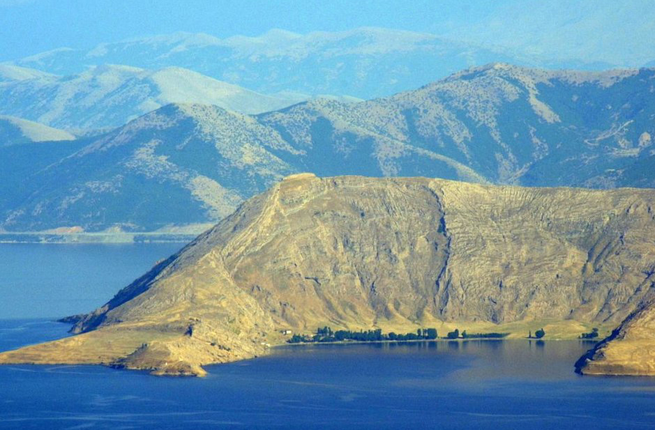 Van é cercada por montanhas que moldam seu clima e sua geografia, criando cenários de grande beleza e imponência. Essas formações naturais oferecem oportunidades para trilhas e esportes ao ar livre, atraindo aventureiros. Historicamente, as montanhas foram barreiras e pontos estratégicos de defesa. Assim, a paisagem montanhosa se tornou parte essencial da identidade de Van.