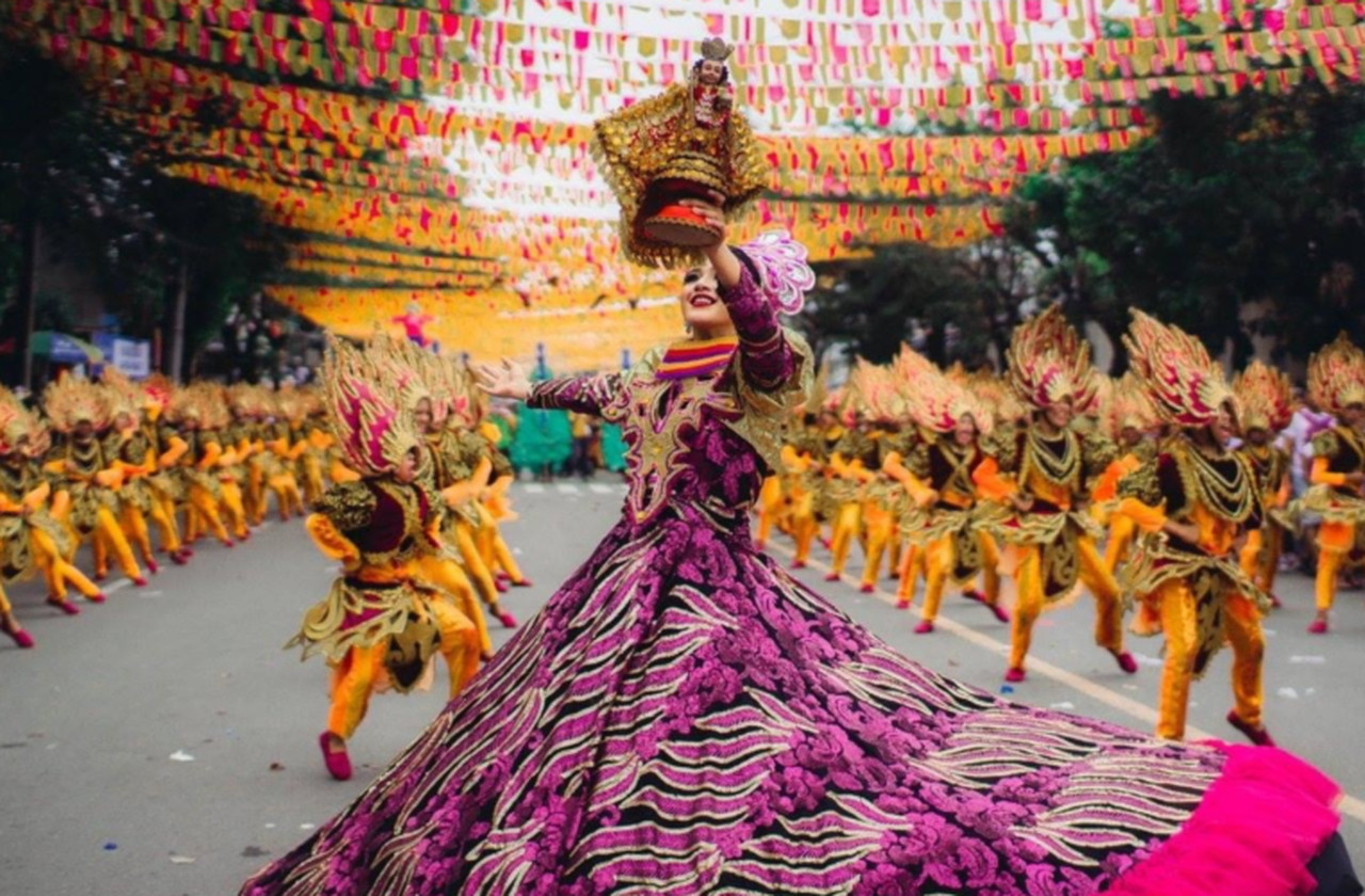 O folclore musical de Van é rico em canções tradicionais que narram histórias de amor, guerra e cotidiano, acompanhadas por instrumentos típicos como o saz. Festivais celebram essa herança, mantendo viva a chama musical e fortalecendo vínculos comunitários. A música é vista como elo entre gerações e culturas, transmitindo valores e emoções. 
