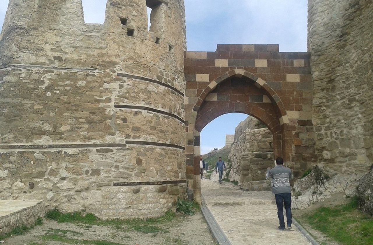 Durante o período otomano, Van foi palco de transformações políticas e culturais que moldaram sua identidade e arquitetura. Restos de construções e tradições ainda revelam essa presença histórica, reforçando a importância da cidade como ponto estratégico. Essa herança se mistura às marcas urartianas e seljúcidas, criando um mosaico cultural único. Assim, o legado otomano permanece vivo em Van.