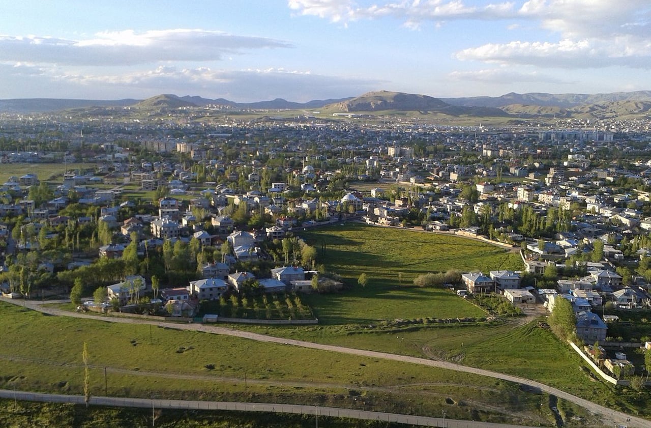 Van, às margens do maior lago da Turquia, combina paisagens naturais deslumbrantes com uma história milenar marcada por impérios e civilizações que ali floresceram. Sua atmosfera mistura o antigo e o moderno, permitindo que ruínas convivam com mercados vibrantes e cafés acolhedores. Essa dualidade torna a cidade um destino único, entrelaçado em perfeita harmonia.