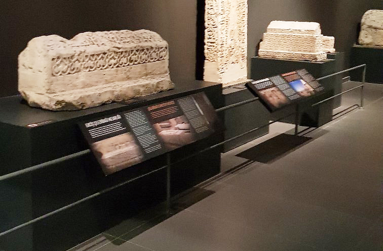 O Museu de Van reúne artefatos que narram a história da região desde a era urartiana até períodos otomanos, oferecendo uma síntese cultural única. Suas coleções incluem cerâmicas e objetos de uso cotidiano que revelam aspectos da vida antiga. O espaço é fundamental para preservar a memória e divulgar a riqueza da cidade, funcionando como ponte entre passado e presente.