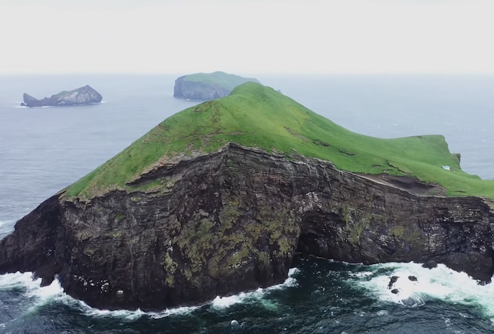 Composto por aproximadamente 15 ilhas e cerca de 30 ilhéus e rochedos, ele se destaca como um dos pontos de maior atividade geológica e beleza natural do país.