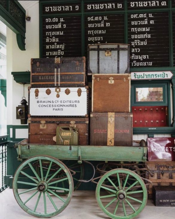 O espaço foi todo construído em um prédio separado que lembra uma estação de trem antiga da Tailândia, cheia de malas, bancos de madeira, peças antigas de trem, desenhos e fotografias históricas. 