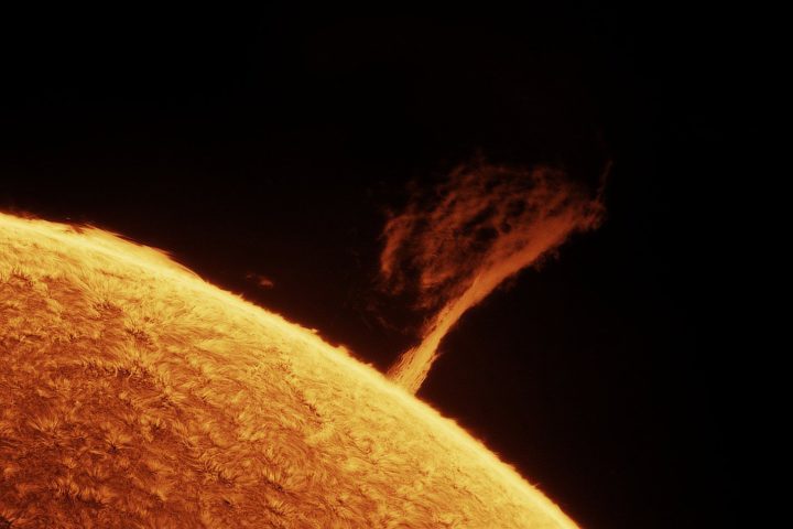 Recentemente, o fotógrafo norte-americano Andrew McCarthy também capturou uma imagem extraordinária. A Estação Espacial Internacional cruzava o Sol no exato momento em que ocorria uma erupção solar. 