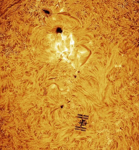 No entanto, ele teve a sorte de capturar também uma explosão solar ao fundo, criando uma foto única.