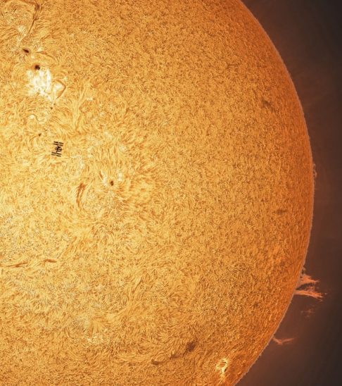 “Felizmente, não só consegui a foto, como a explosão solar perfeitamente sincronizada tornou este um registro de 1 em um milhão que eu nunca conseguiria planejar devido à natureza fugaz dessas explosões”, escreveu ele no Instagram.