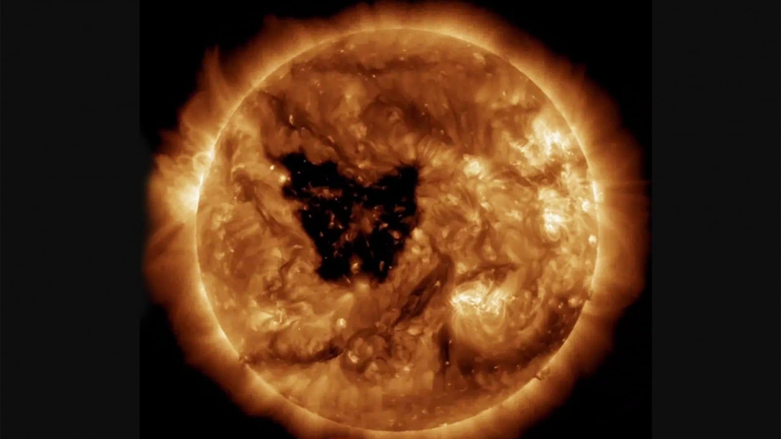 A Nasa - agência especial americana - fez um registro impressionante do Sol. Um buraco se abriu em forma de borboleta, se estendendo por 300 mil km, o equivalente a 23 planetas Terra.