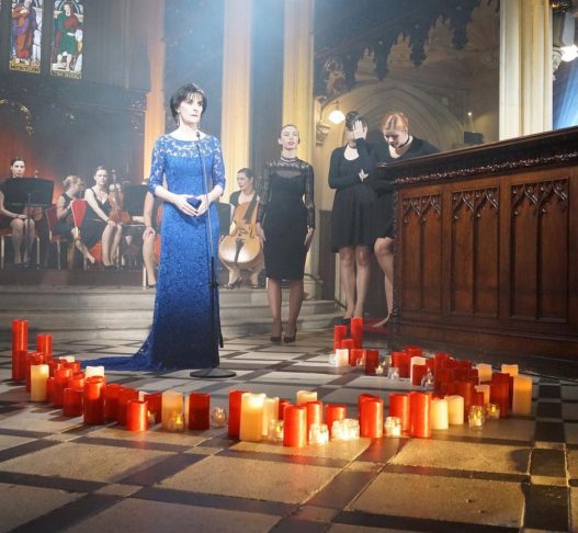 Ela também ficou conhecida pelo uso de longos reverbs, criando uma sonoridade etérea, atmosférica e meditativa.