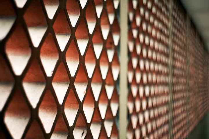 Com um século de história, o cobogó é um elemento ímpar da arquitetura brasileira, símbolo de uma adaptação criativa às condições climáticas e culturais do país. 