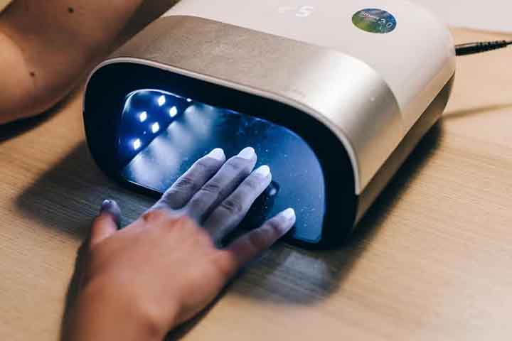 No dia 1º de setembro de 2025, entrou em vigor na União Europeia uma nova determinação que proíbe duas substâncias químicas comumente usadas em esmaltes e unhas de gel: o óxido de trimetilbenzoil difenilfosfina - TPO - e a dimetiltoluidina - DMTA. 
