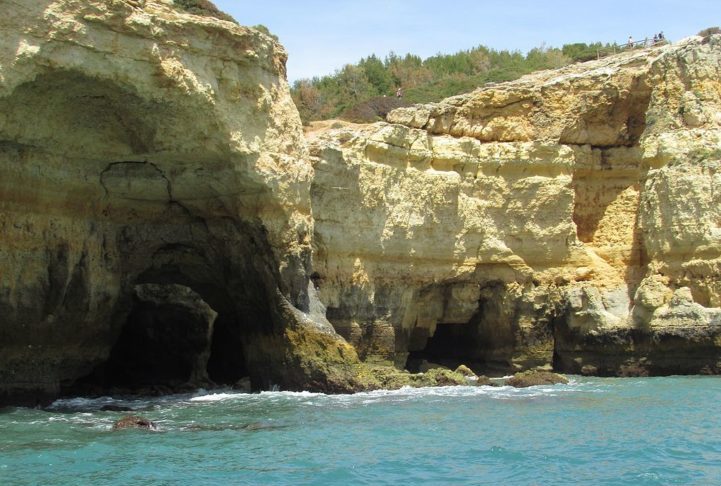 Caverna de Benagil, Algarve, Portugal: Conhecida por sua abertura circular no teto e águas limpas, a Caverna de Benagil é uma das atrações naturais mais famosas do Algarve.