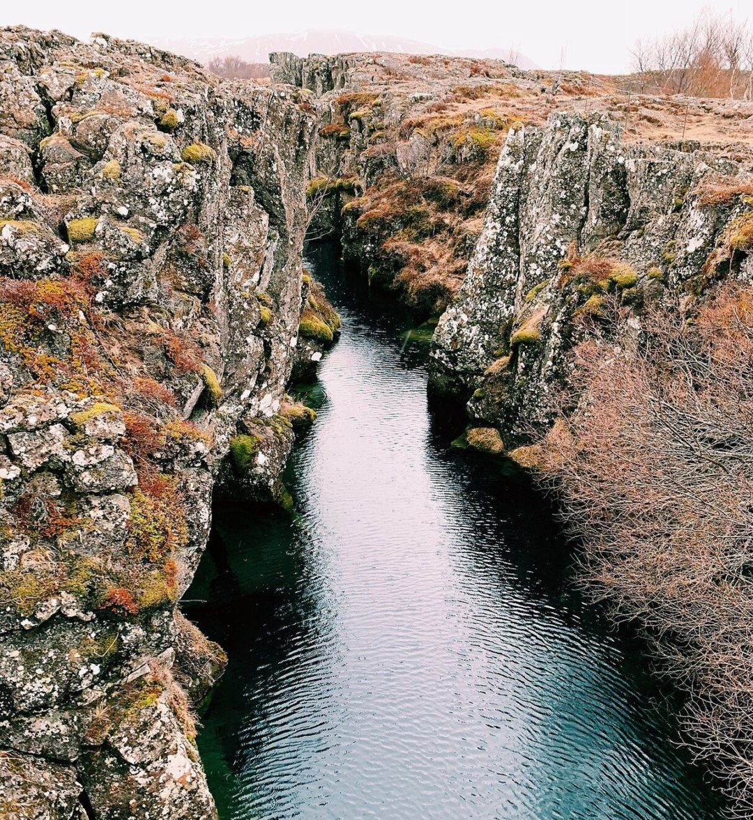 Silfra, Islândia: Localizada entre as placas tectônicas da América do Norte e da Eurásia no Parque Nacional Thingvellir, a Silfra é famosa por sua água extremamente clara, com visibilidade de até 100 metros. 
