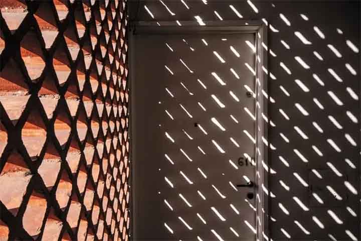 O cobogó tem origem em Pernambuco, fruto da colaboração entre três amigos - dois comerciantes e um engenheiro. Das iniciais de seus sobrenomes, Coimbra, Boeckmann e Góes, veio o termo: co-bogó. 
