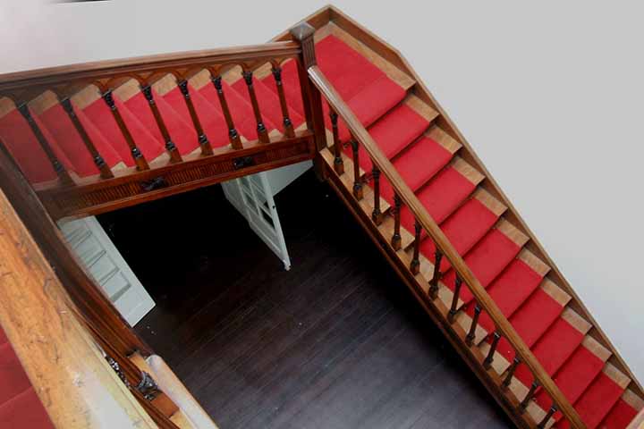 Cuidado com escadas - Uma das mais famosas superstições diz que passar por baixo de escadas dá azar. Por via das dúvidas, é sempre melhor desviar do caminho. 
