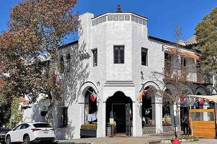 Muitos moradores trabalham remotamente ou em cidades próximas, aproveitando a boa conectividade digital e a curta distância até centros urbanos como Monterey e San Francisco.
