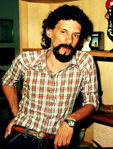 Ele foi criado pelos padrinhos, o casal Leopoldina de Castro Xavier e Henrique Xavier Pinheiro, no Morro de São Carlos, no bairro do Estácio, na capital fluminense.
