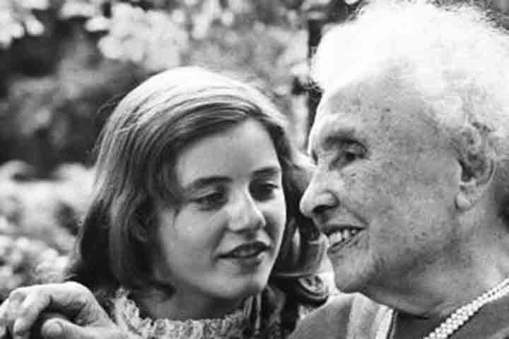 Sua relevância cultural ultrapassou fronteiras graças à adaptação de sua vida para o teatro e, posteriormente, para o cinema no clássico “O Milagre de Anne Sullivan” (1962), que eternizou a relação transformadora com Anne Sullivan.
