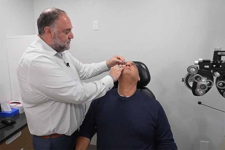 Os testes clínicos que embasaram a aprovação envolveram três estudos de fase 3. Nos dois primeiros, 466 voluntários receberam uma dose única diária durante 42 dias. Os resultados mostraram melhora significativa da visão de perto em até 30 minutos após a aplicação, com efeito prolongado de dez horas. 
