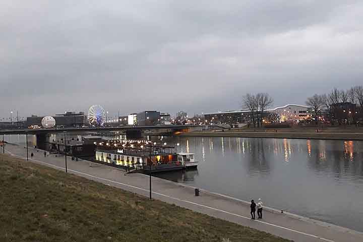 Historicamente, ele foi essencial para o desenvolvimento econômico, cultural e político da Polônia, funcionando como rota de comércio desde a Idade Média e ligando o interior do país aos portos do norte.