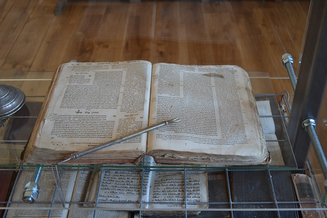 Essa alta circulação ocorre devido a organizações religiosas, editoras e doações missionárias. Ela continua sendo o livro mais impresso da história.