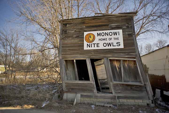 Elsie também cuida da burocracia da cidade. Ela paga impostos a si mesma, elabora o plano rodoviário anual para manter a infraestrutura mínima e renova sua licença de bebida para manter o bar em funcionamento. 
