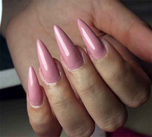 Entre os serviços mais populares nos salões, estão as técnicas de alongamento e decoração, que transformaram o cuidado com as mãos em um verdadeiro mercado de inovação e estilo.
