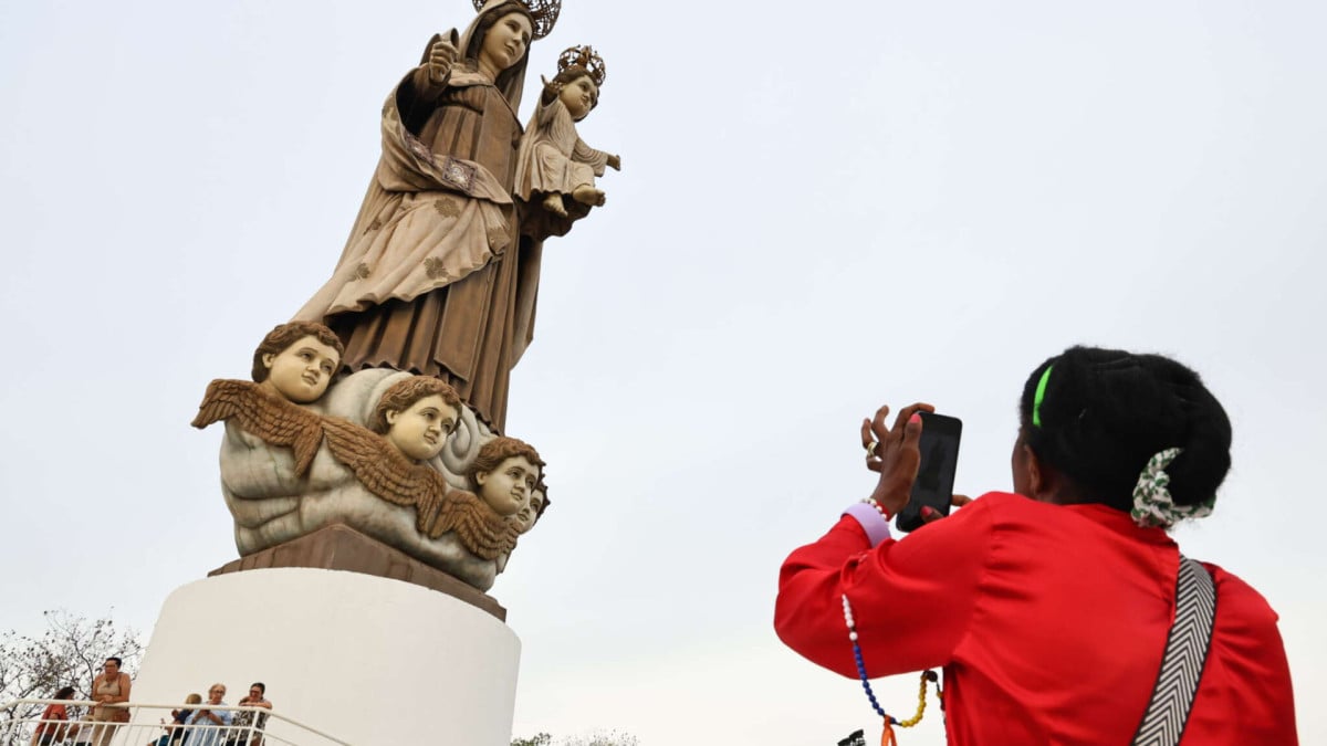 Estátua de Nossa Senhora do Carmo de 40 metros é inaugurada com santuário no Ceará.
