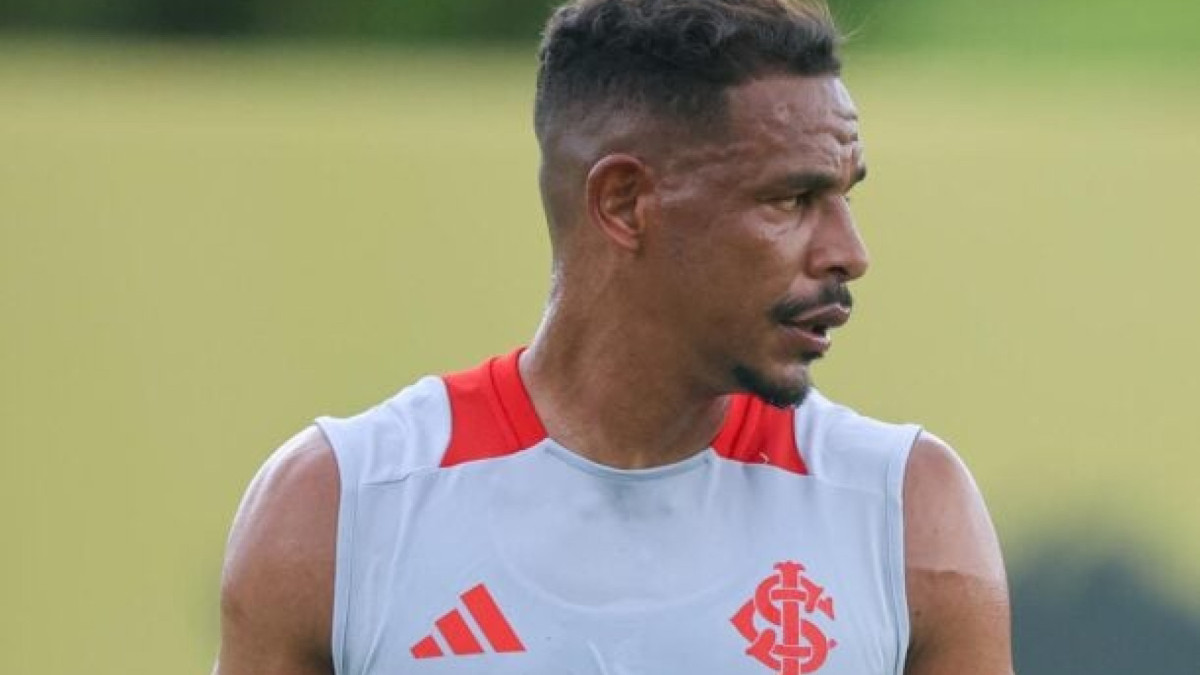 Volante não atua desde o mês de junho e tem indecisão sobre continuidade da carreira. Colorado tem preferência de contrato